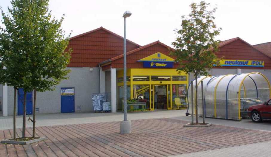Moderner Supermarkt an der Bundesstraße