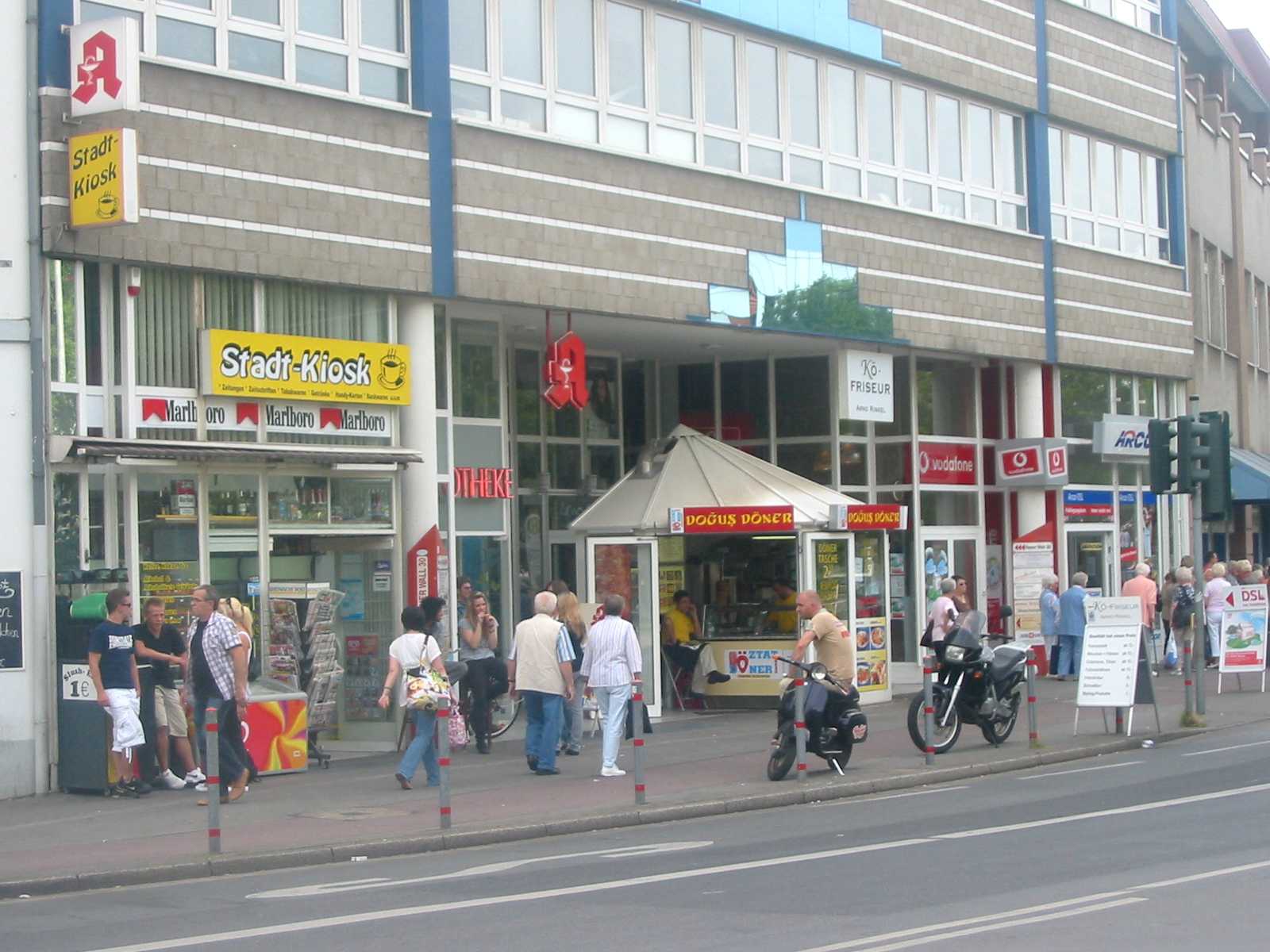 Ladenlokal gegenüber dem Busbahnhof in der Innenstadt von Moers